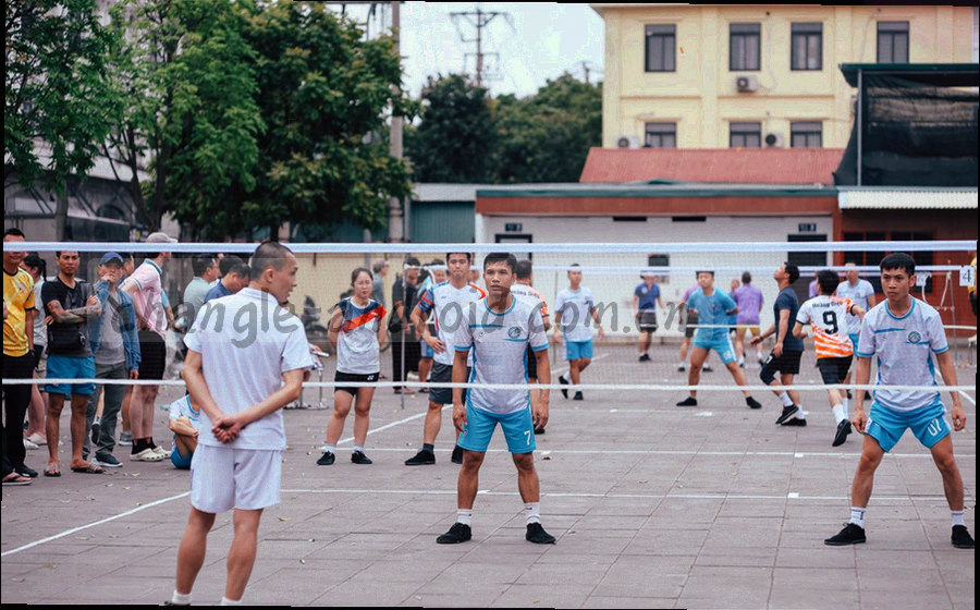 封箱胶带与批次标签的近景特写，可见手写批注与纸张纹理